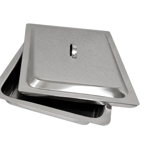 CUBETA DE 40X26X4 CON TAPA Corazón Médico 1 x 1 Recipiente de acero inoxidable con tapa, diseñado para el almacenamiento y transporte de instrumental médico. Su material resistente garantiza durabilidad y fácil limpieza.