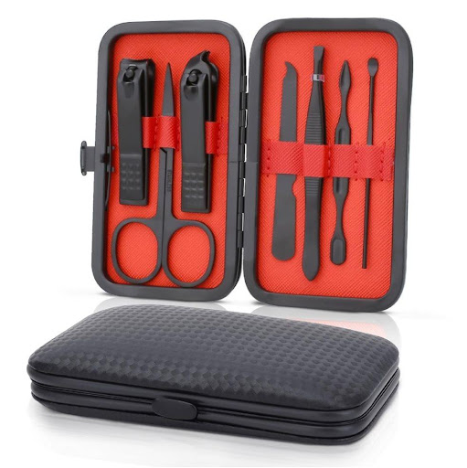 Kit Limpieza Uñas x7 Pura+ Estuche rígido portátil. Incluye 7 piezas para cuidado de uñas. Color: negro con interior rojo. x 7 Kit de uñas portátil con estuche rígido, diseñado para el cuidado personal de manos y pies. Incluye herramientas prácticas para cortar, limpiar, perfilar y mantener las uñas organizadas, todo en una p