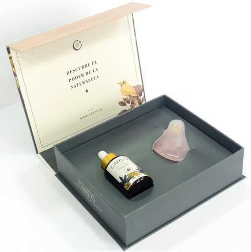 Kit Yoga Facial, Aceite de Cacay + Gua Sha X 1und CaryO Caja x Und El Kit de Yoga Facial CaryO está diseñado para optimizar el cuidado del rostro a través de una rutina integral que combina masaje facial y nutrición profunda, ayudando a mejorar la elasticidad, firmez