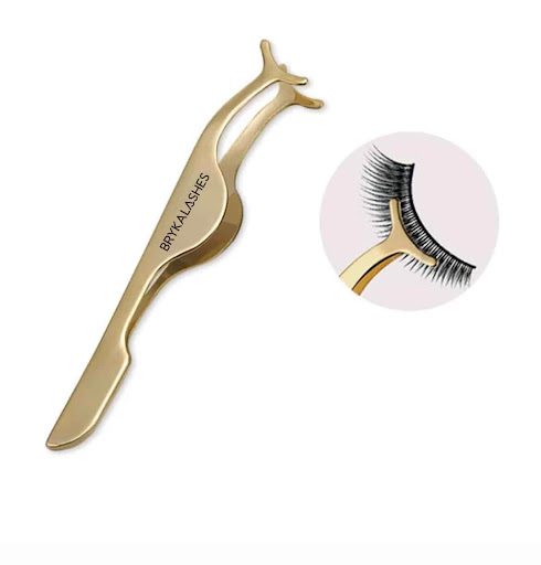 Pinza Aplicadora De Pestañas Postizas Bryka Bolsa x 1unidad Aplicador de pestañas enteras dorado Bryka Lashes que facilita la colocación de las pestañas al sostenerlas con precisión.