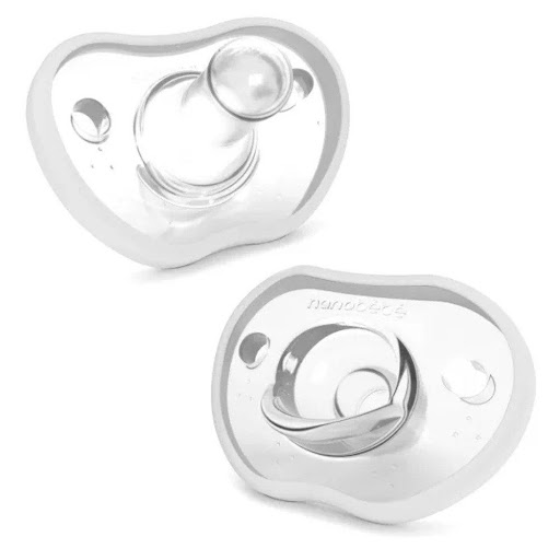 Chupo flexy | 0 a 3 meses | Blanco Nanobébé Caja x 2 Estos chupetes de silicona, suaves y flexibles, calman y tranquilizan a su bebé, a la vez que son duraderos y fáciles de limpiar, especialmente en nuestro esterilizador de vapor para microondas.Alguna