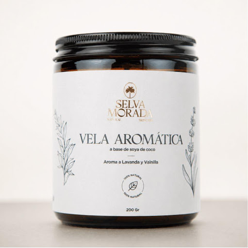 Vela Aromática Lavanda & Vainilla SELVA MORADA 200GR x 1 Una vela que envuelve tus sentidos. Sus aromas botánicos y cera de soya se transforman en un aceite tibio que hidrata, nutre y convierte cada momento en un ritual de bienestar.