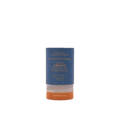 Cacao Chai Abrazo Buen Ánimo Munay Unidad x 1 Una mezcla inspirada en la sabiduría ancestral del pueblo Kogui, guardianes de la armonía del mundo. Su exquisita combinación de cacao y especias despierta recuerdos amorosos, promueve la calidez huma