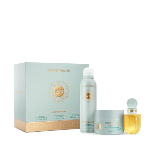 Set Women Secret Harmony Muse L Foaming Gel 200ml + B.Cream 250ml + B.Oil 100ml WOMEN SECRET Caja x 3 Renueva y alisa la superficie de la piel, enriquecida con partículas de coco y extracto de fruta de la pasión. Su textura en gel permite una suave exfoliación, dejando la piel purificada.