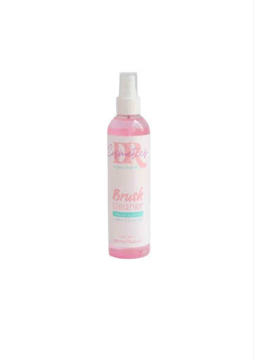 Limpiador de brochas DR Cosmetics Bryka Botella x 1unidad Limpiador y desinfectante de brochas de 250 ml que elimina residuos, bacterias e impurezas. Su fórmula combina eficacia y suavidad para dejar las brochas limpias y listas para el siguiente uso sin dañ