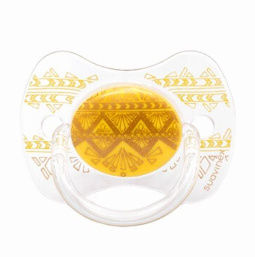 Suavinex Chupo Couture fisiológico 18 meses Amarillo Suavinex Caja x 1 El chupete Suavinex Couture combina diseño exclusivo con la máxima comodidad para tu bebé. Su tetina de silicona ultra suave favorece una succión natural, respetando el desarrollo oral. Además, su aca