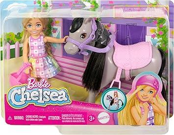 Muñeca Barbie Chelsea Paseo En Pony Barbie  x 1 La Muñeca Barbie Chelsea Paseo en Pony es perfecta para los niños que aman los caballos y la equitación. Con su adorable vestido de cuadros y su casco a juego, Chelsea está lista para montar su hermos