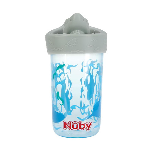 Vaso De Iniciación Con Tapa De Silicona Gris Tiburon Nuby Blister x 1 Sumérgete en la diversión con este increíble vaso de iniciación con diseño de tiburón en 3D. Su tapa de silicona suave con válvula antifugas facilita la transición del biberón al vaso, brindando comod