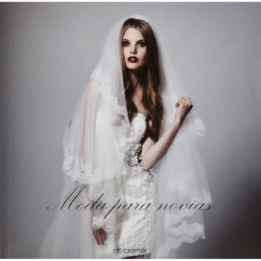Moda Para Novias (t.d) Konemann Libro x 1.0 MODA PARA NOVIAS SASKIA GLANDIEN   Resumen El punto álgido en cualquier desfile de modas. Ninguna otra pieza de vestir contiene más metros de tul, seda o gasa transparente – pero también sueños y espe