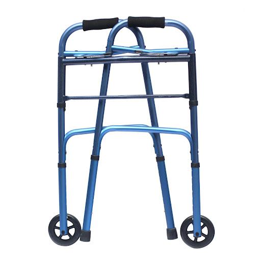 CAMINADOR PLEGABLE CON RODACHINES AZUL KP153-AL-12 Impormedical Individual x 1 Caminador plegable fabricado en aluminio anodizado, lo que le otorga ligereza y resistencia a la corrosión. Cuenta con ruedas delanteras de 5; que facilitan el desplazamiento en diversas superficies. 