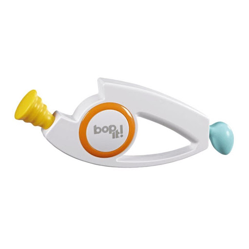 Bop It Clasico Hasbro Gaming  x 1 El Bop It! Clásico es un juego electrónico que desafía la rapidez y coordinación de los jugadores mediante comandos de voz que indican acciones. Ideal para jugar en solitario o en grupo, este juego of