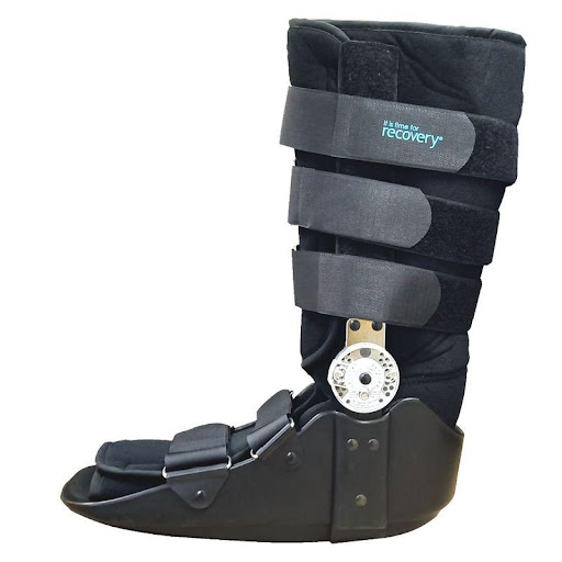 Inmov. Multigrado Tobillo Large Recovery Individual x 1 Brace con inmovilizador tipo bota larga para tobillo multigrado ajustable en talla larga, liviano y removible, ayuda a la propulsión, disminuyendo la fuerza del golpe del talón sobre el calcáneo, dise