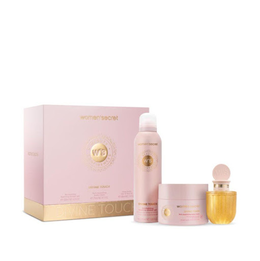 Set Women Secret Divine Touch L Foaming Gel 200ml + B.Cream 250ml + B.Oil 100ml WOMEN SECRET Caja x 3 Renueva y alisa la superficie de la piel, enriquecida con partículas de coco y extracto de fruta de la pasión. Su textura en gel permite una suave exfoliación, dejando la piel purificada.
