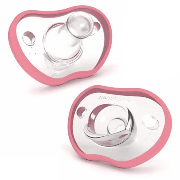 Chupo flexy | 0 a 3 meses | Rosado Nanobébé Caja x 2 Estos chupetes de silicona, suaves y flexibles, calman y tranquilizan a su bebé, a la vez que son duraderos y fáciles de limpiar, especialmente en nuestro esterilizador de vapor para microondas.Alguna