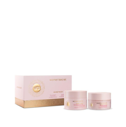 Set Women Secret Divine Touch S - B.Cream 250ml + B.Scrub 200ml WOMEN SECRET Caja x 2 Renueva y alisa la superficie de la piel, enriquecida con partículas de coco y extracto de fruta de la pasión. Su textura en gel permite una suave exfoliación, dejando la piel purificada.