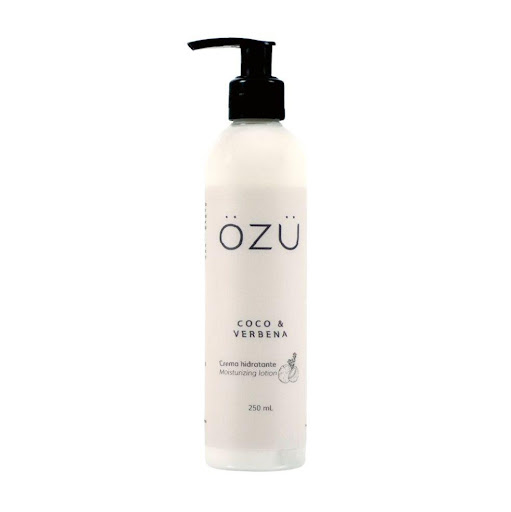 Crema Hidratante OZU Coco Verbena x 250 ml OZU 250 ml x 1 Crema hidratante con base de aceite de oliva y textura ligera, apta para el uso corporal diario. Libre de parabenos, siliconas, derivados del petróleo y aceite mineral. Con un fresco y dulce aroma de 