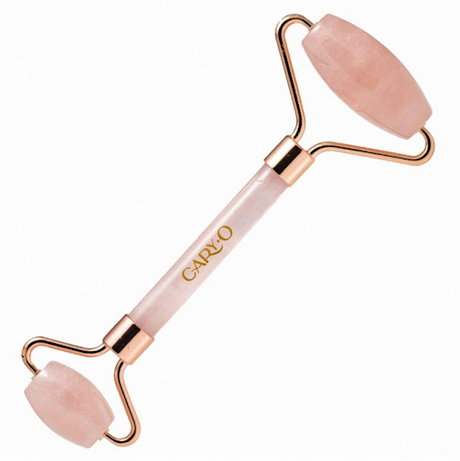 Rodillo Facial Cuarzo Rosado X 1und CaryO Rodillo x Und Rodillo facial elaborado en cuarzo 100% natural, disponible en cuarzo rosa o cuarzo verde. Su diseño anatómico permite adaptarse fácilmente a los contornos del rostro, facilitando el masaje en pómulos