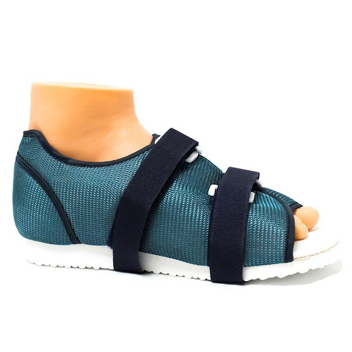 Zapato Yeso Postoperatorio Caballero Medium Recovery  x 1 Está diseñado para proporcionar comodidad y estabilidad durante la recuperación postoperatoria. Cuenta con una suela antideslizante y correas de velcro ajustables, lo que permite un ajuste seguro y pe