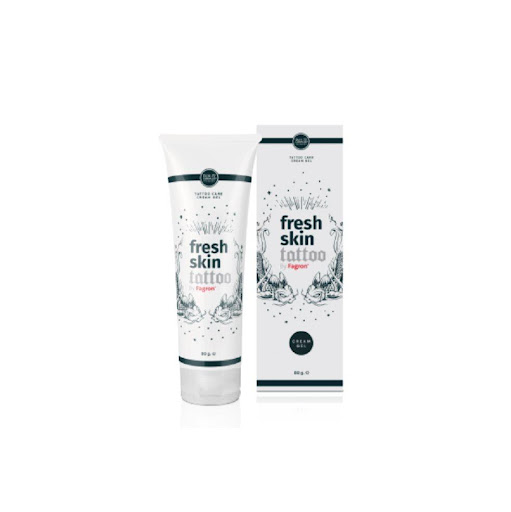 Hidratante Fagron Fresh Skin Tattoo Tubo 80 G FRESH SKIN TUBO COLAPSIBLE x 80 G Contiene Pantenol y aceites naturales ricos en Omega 3, 6 y 7 que protegen y revitalizan la piel al tiempo que progresivamente acentúan el color y brillo de los tatuajes y las micropigmentaciones. Con