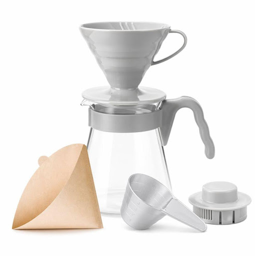 Kit Cono Goteo Hario V60 02 Acrílico Con Jarra Vidrio 600ml + Filtros + Cuchara Hario  Caja  x 1 Prepara café de especialidad con calidad profesional con el Kit Hario V60 02 original, uno de los métodos pour over más reconocidos a nivel mundial. Este set completo incluye todo lo necesario para lo