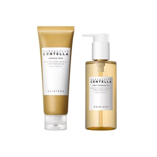 Kit doble limpieza coreana de SKIN1004 SKIN1004 Caja con set de productos para doble limpieza facial x 1 Kit de doble limpieza que combina limpiador oleoso y limpiador en espuma para eliminar maquillaje, protector solar e impurezas sin resecar la piel. Ideal para una limpieza profunda y equilibrada.