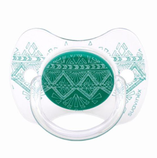 Suavinex Chupo Couture fisiológico 18 meses Verde Suavinex Caja x 1 El chupete Suavinex Couture combina diseño exclusivo con la máxima comodidad para tu bebé. Su tetina de silicona ultra suave favorece una succión natural, respetando el desarrollo oral. Además, su aca