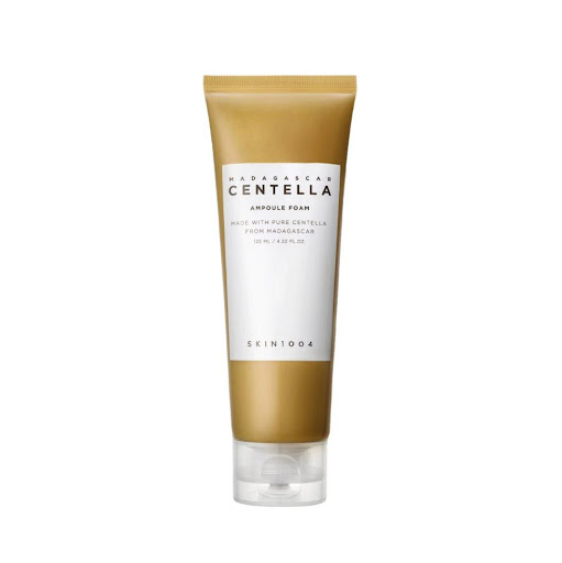 SKIN1004 Madagascar Centella Ampoule Foam-  Limpiador Facial x 125 ml SKIN1004 Caja individual con envase tipo tubo de 125 ml x 1 Limpiador facial en espuma de 125 ml con centella asiática que ayuda a limpiar suavemente mientras calma y mantiene la hidratación de la piel. Ideal para uso diario, incluso en piel sensible.