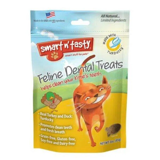 SNACK EMERALD F PAVO - PATO 85 GR SNACK EMERALD  x 1 Snacks dentales naturales para gatos con delicioso sabor a pavo y pato. Su forma de pez incentiva la masticación, ayudando a reducir la placa y el sarro. Libres de granos, maíz, trigo, soya y lácteos.
