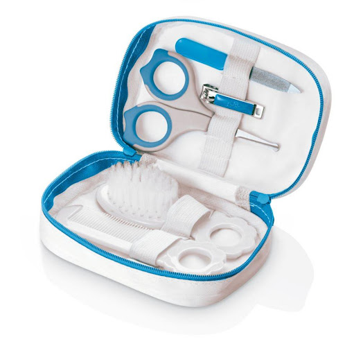 KIT DE HIGIENE AZUL MULTIKIDS BABY BLISTER x 1 KIT DE HIGIENE AZUL
"¡Mantén a tu bebé siempre limpio! Con el Kit de Higiene Estarás completamente preparada para cuidar la higiene de tu bebé. Cortaúñas y tijeras
con bordes redondeados y lima para a