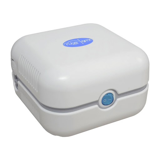 NEBULIZADOR NUBE 3000 Impormedical  x 1 Es un dispositivo avanzado diseñado para tratar afecciones respiratorias como asma, bronquitis y resfriados. Este nebulizador utiliza tecnología de compresor para garantizar una nebulización precisa y