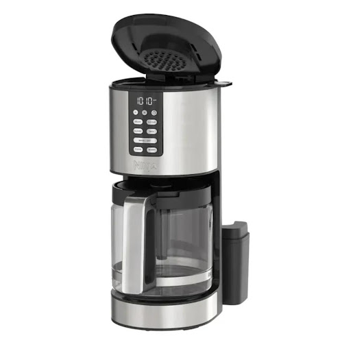 Cafetera Programable Xl Pro 14 Tazas Shark Ninja Caja x 1 Empieza tu día con aroma a café recién hecho gracias a la Cafetera Ninja XL Pro, ideal para quienes aman compartir o disfrutar varias tazas sin complicaciones. Su diseño inteligente y programable te p