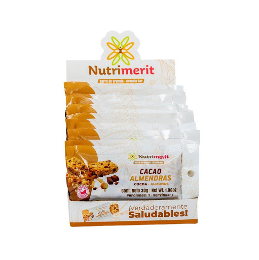 Barra de Granola Cacao Almendras Nutrimerit Caja x 12 Caja por 12 unidades de Barras de Granola Cacao Almendras Nutrimerit por 360g. Ingredientes: maní, arroz integral, semillas de girasol, almendras, nueces, proteína de arveja, nips de cacao, miel de ca
