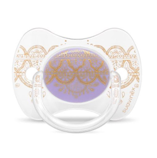 Suavinex Chupo Couture fisiológico 0+ meses Lila Suavinex Caja x 1 El chupete Suavinex Couture combina diseño exclusivo con la máxima comodidad para tu bebé. Su tetina de silicona ultra suave favorece una succión natural, respetando el desarrollo oral. Además, su aca