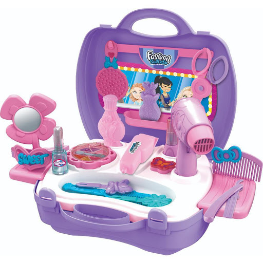 Set Belleza Fashion Maletin Plasticos Asociados  x 1 Este set de belleza con maletín es perfecto para que los niños exploren su imaginación y creen historias llenas de estilo y glamour. Con sus accesorios incluidos, podrán diseñar looks creativos, exper