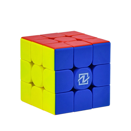 NEXcube Clásico 3x3 Goliath Caja x 1 Sumérgete en el emocionante mundo del Cubo NexCube 3x3! Este cubo clásico ofrece una rotación suave y fluida, asegurando que tus movimientos sean precisos y sin atascos. Con su tamaño compacto, puedes
