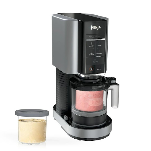 Maquina para hacer helados NC300 Shark Ninja Caja x 1 Dale sabor a tu creatividad con la CREAMi® Ninja NC300, la máquina que convierte tus ingredientes favoritos en helados cremosos, smoothies, malteadas y más… ¡en solo 5 minutos! Con 5 programas automát