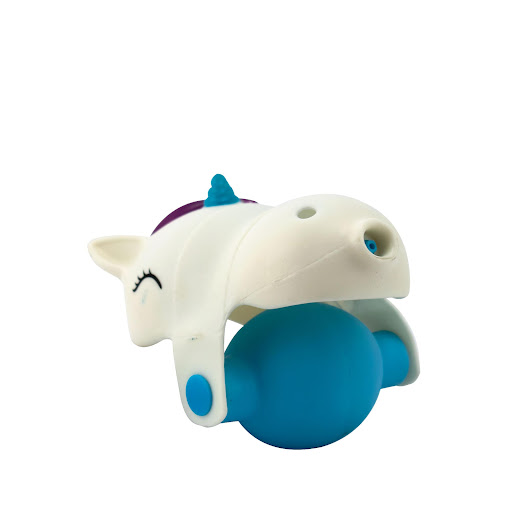 Lanzador de Agua Aqua Trendz Diseño Unicornio Blanco Aqua Trendz Caja x 1 ĦDispara y mójate con el lanzador de agua! Es el accesorio de agua perfecto para sumergirse en la diversión, el lanzador dispara un flujo constante de agua, perfecto para actividades familiares, fiest