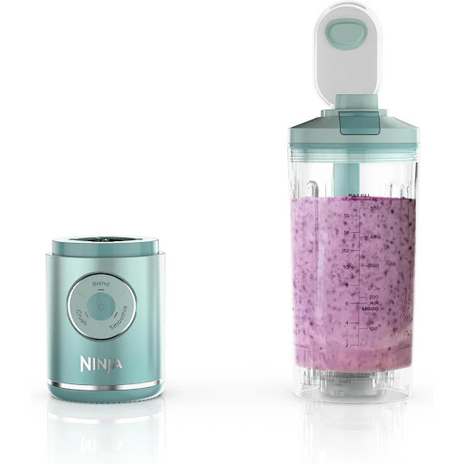 Licuadora Portatil Recargable Ninja Blast Max Bc251mt Aqua Shark Ninja Caja x 1 La Ninja Blast Max BC251MT es la licuadora portátil ideal para quienes buscan potencia, estilo y comodidad en un solo dispositivo. Con un diseño moderno en tono Aqua, esta versión ofrece un rendimient