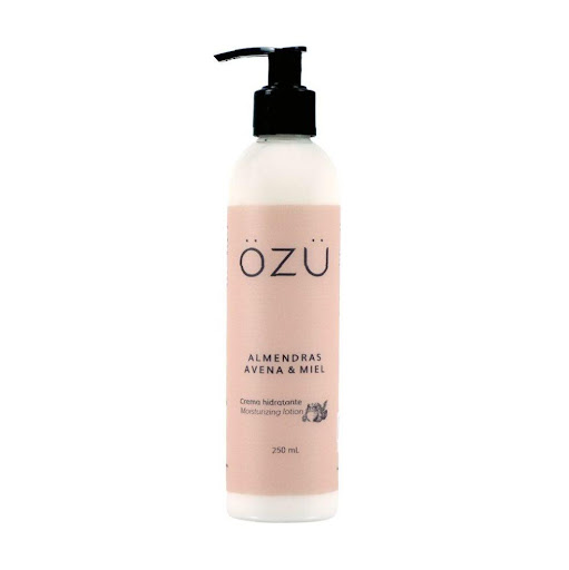 Crema Hidratante OZU Almendras Avena & Miel x 250 ml OZU 250 ml x 1 Crema hidratante con base de aceite de oliva y textura ligera, apta para uso corporal diario. Libre de parabenos, siliconas, derivados del petróleo y aceites minerales. Con cálido aroma de Almendras a