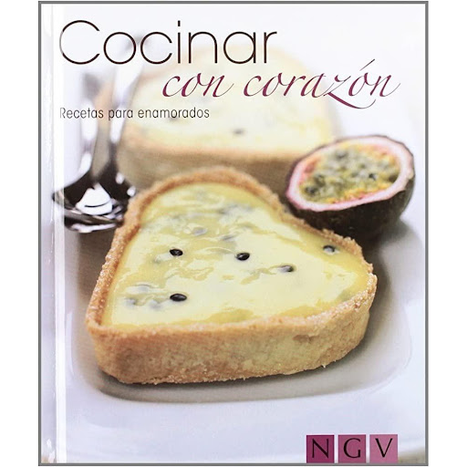 Cocinar Con Corazon. Libro + Accesorios Naumann & Gobel Verlagsgesellschaft Libro x 1.0 COCINAR CON CORAZON (LIBRO + ACCESORIO)  "Recetas para enamorados que incluye cortapastas en forma de corazón. «El amor entra por el estómago». Con las recetas de este nuevo libro de cocina, el sentid