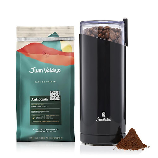Kit Juan Valdez Molino Eléctrico + Café Antioquia Grano 454g Juan Valdez 1 Molino + 1 cafe antioquia x 1 Máquina ideal para moler café, sus cuchillas en acero inoxidable ofrecen una molienda rápida y homogénea. Molino de Café eléctrico con capacidad para moler 85 gramos de Café, podrás preparar hasta ¡12