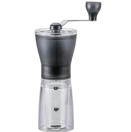 Molino de café  Hario  Caja  x 1 Con su tamaño compacto y portátil, es perfecto para los amantes del café que buscan disfrutar de una taza de café recién molido en cualquier momento y lugar.