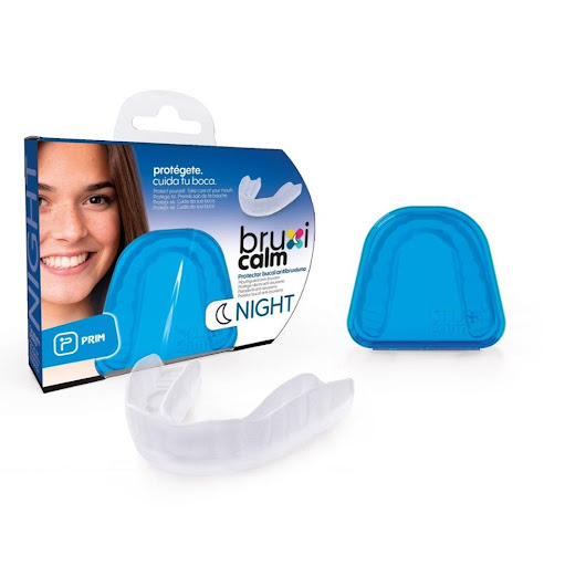 Protector Bucal Anti bruxismo Noche  BRUXICALM CAJA x 1 UND es un protector bucal diseñado específicamente para combatir el bruxismo (el hábito involuntario de apretar o rechinar los dientes) durante el sueño, Crea una barrera física que reduce el desgaste den