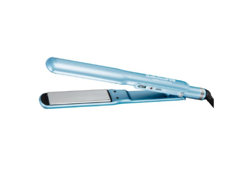 PLANCHA NANO TITANIUM AZUL 1 ¼» BaBylissPRO Caja x 1 1. Siempre desconecte el aparato
inmediatamente después de usarlo.
2. No lo use en el baño o la ducha.
3. No coloque ni guarde el aparato donde
pueda caer o ser empujado a una bañera
o un lavabo.
4. N