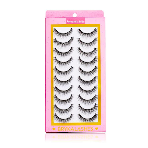 Pestañas Postizas Romantic Bride -10 pares Bryka Caja x 10pares Pestañas de fibras cruzadas que ayudan a levantar la esquina exterior del ojo para un efecto ojo de gato. Fibras cortas y sutiles en el interior que aumentan en longitud y volumen hacia el exterior. F
