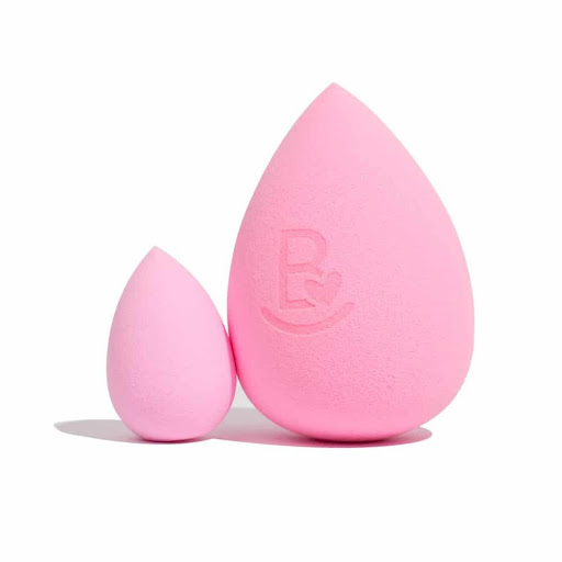 Duo sponge baby+big Bryka Caja x 2unidades Dúo de esponjas de maquillaje con textura tipo malvavisco: una mini y una regular. La superficie plana y redondeada permite llegar a zonas estrechas como el contorno de ojos y alrededor de las cejas. 