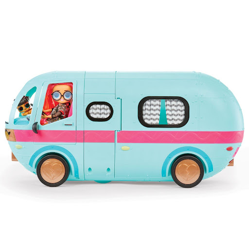 Playset LOL Surprise Camper Glam N Go Con Más de 50 Sorpresas LOL Caja x 50 ĦLleva a tus muñecas a la experiencia de camping más glamorosa con el Playset Camper Glam N Go de L.O.L. Surprise! Este increíble set 4 en 1 incluye un automóvil, una casa, una pasarela de moda y una