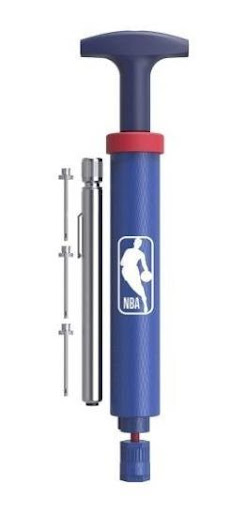 Kit Inflador Doble Accion Wilson Nba Con Aguja Y Medidor Wilson Caja x 1 DESCRIPCIÓN DEL PRODUCTO:Con el sello de aprobación de la NBA, el kit de bomba DRV no solo se infla, sino que innova. Su método de bombeo de doble acción se infla con solo empujar y tirar del mango pa