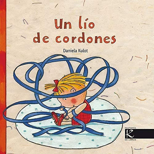 Un Lio De Cordones Faktoria K De Libros Libro x 1.0 Un lio de Cordones   Laura loves the shiny red shoes her mother has given her, until she realizes that they have shoelaces! Frustrated by the fact that she is the only kid in her class that can't make