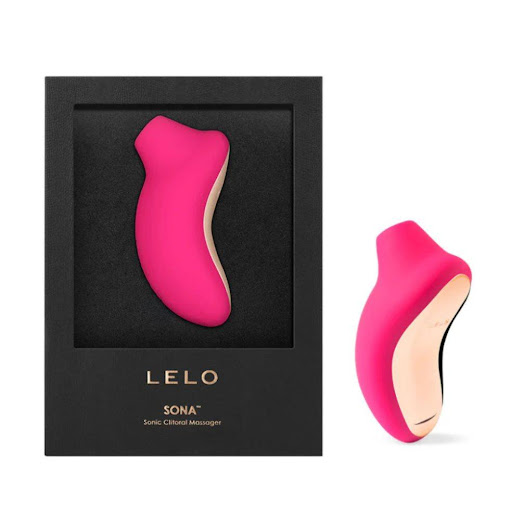 Succionador Sona Fucsia Lelo Lelo Caja x 1 Sona LELO es un masajeador sónico portátil y discreto, ideal para estimulación clitoriana en cualquier lugar. Utiliza ondas de presión sónica para activar hasta un 75% más del clítoris, ofreciendo org